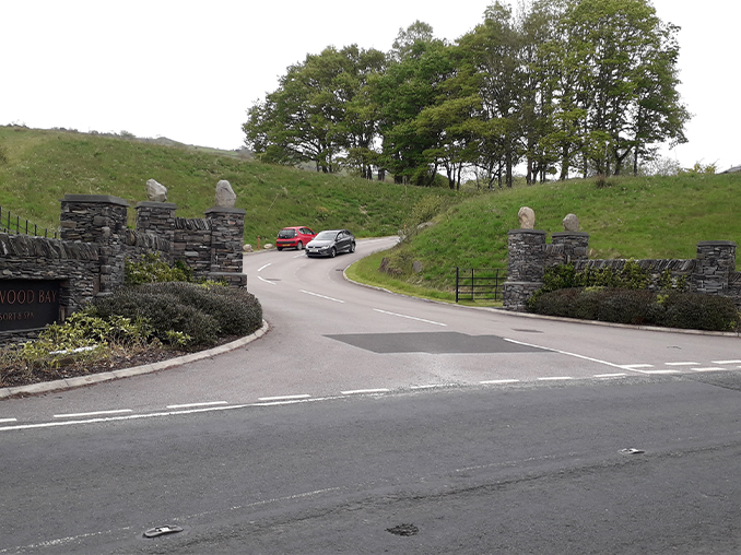 Wide vehicle entrance from main road to a hotel