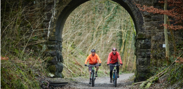 two clyclists on teh Keswick to Threlkeld railway path 