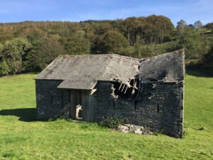 picture of a barn falling apart